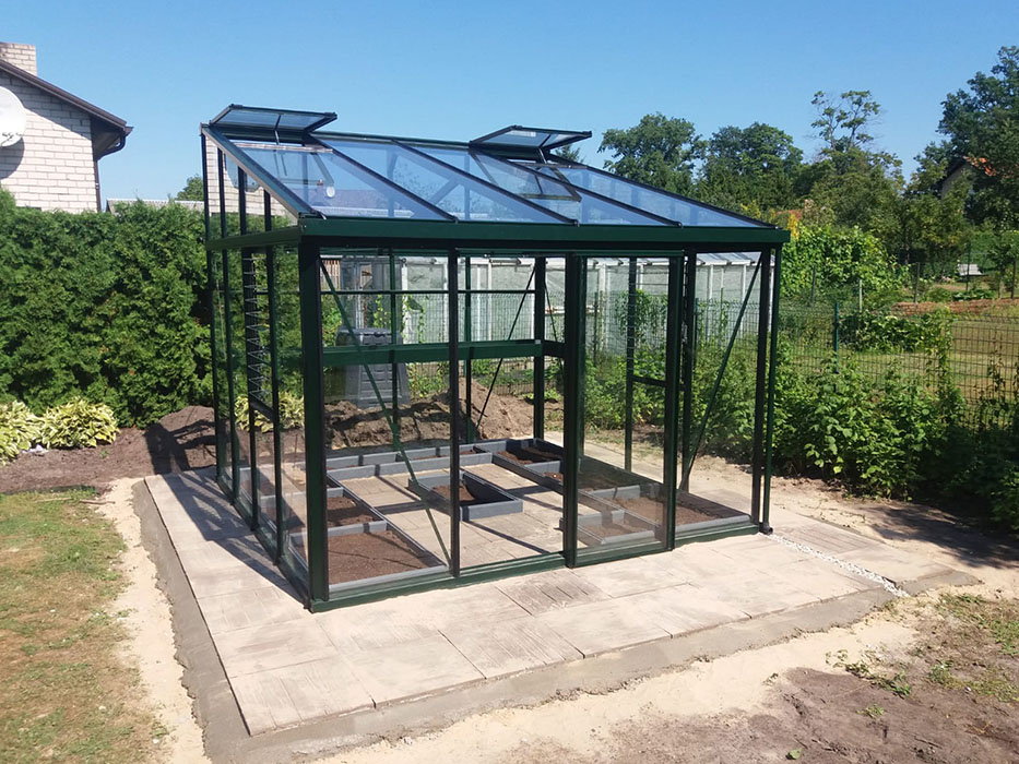 Modern Greenhouse M33